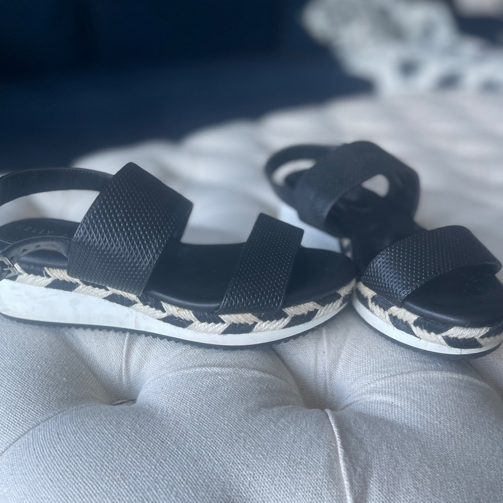 Kelly & Katie amazing comfortable black and white sandals sz 7 US